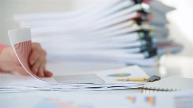 İş kadını belge paketini, hisse senedi verilerini ve finansal analizleri imzaladı. Mali ve Evrak İşleri Konsepti. Kapat.