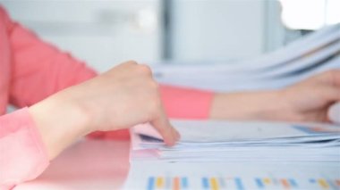 Ofiste çalışan ve gelir istatistikleri ve hisse senedi belgelerini analiz eden iş kadınları. Pazar Raporları ve Belgeler Konsepti