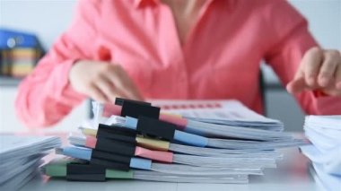 Muhasebeci kadın analiz bilgisi için raporları kontrol ediyor. Finansal ve evrak işleri. Kapat.
