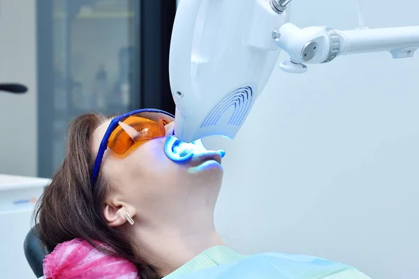 Laser Bleaching Teeth Modern Clinic Teeth Whitening Patient Protective Glasses — Stockfoto