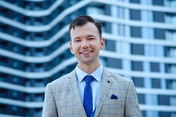 Portrait Jeune Homme Affaires Souriant Costume Sur Fond Bâtiment Moderne — Photo