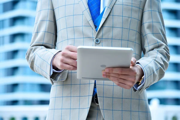 Επιχειρηματίας Κοστούμι Χρησιμοποιώντας Ψηφιακό Tablet Στο Χέρι Έννοια Επιχειρήσεων Και — Φωτογραφία Αρχείου