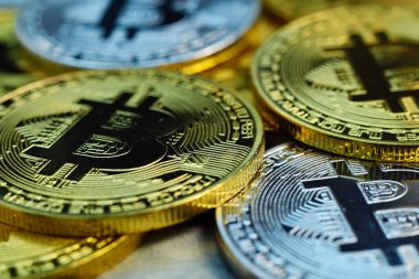 Gümüş ve altın kripto para birimlerini kapatın. Kripto para birimi ve sanal para kavramı.