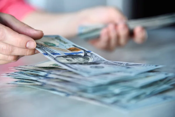 Affärskvinna Handräkna Usa Valuta Begreppet Korruption Och Mutor Närbild — Stockfoto