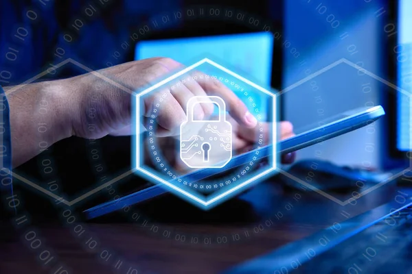 Tablet bilgisayar ve dijital kilit hologramı kullanan muhasebeci ikili sayılar ve dünya haritası ile. Siber güvenlik ve dijital koruma kavramı.