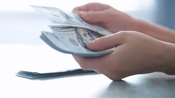 Kvinnliga Händer Räknar Amerikanska Dollarsedlar Office Affärsidé Och Ekonomisk Framgång — Stockvideo