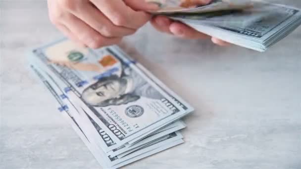 Vista Dall Alto Delle Mani Contando Banconote Dollaro Sul Tavolo — Video Stock