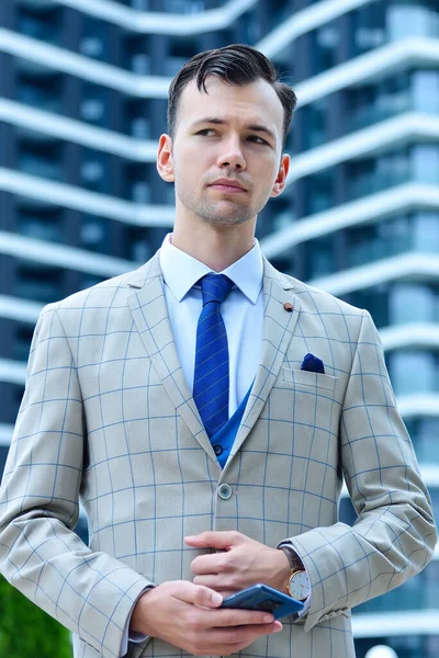 Young Businessman Suit Using Mobilephone Hand Modern Skyscraper Background Business — Fotografia de Stock