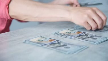 İş kadını Elleri Masadaki Dolar Banknotlarını Sayıyor. İş Kârı ve Finans Konsepti. Kapat.
