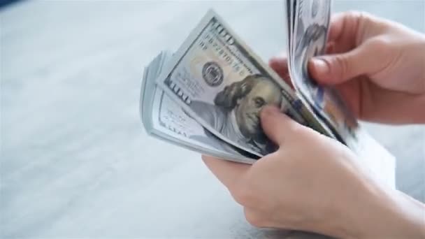Mani Donna Che Contano Banconote 100 Dollari Sul Tavolo Business — Video Stock