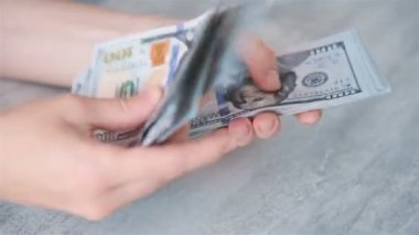 Kadın El Sayıyor ABD Doları Banknotları. İş Kârı ve Finansal Konsept. Kapat.