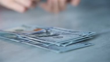 Kadın Eller Masada Dolar Sayıyor Banknotları. Para ve Ticaret Konsepti. Kapat.