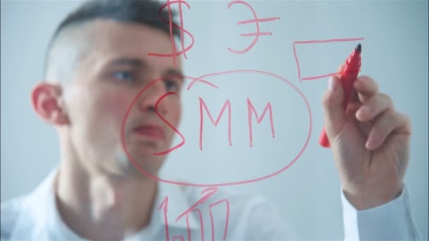 Business Man透明な画面にSmmのコンセプトを書きます 統計でインタラクティブなユーザーインターフェイスを表示するデジタル画面 — ストック動画
