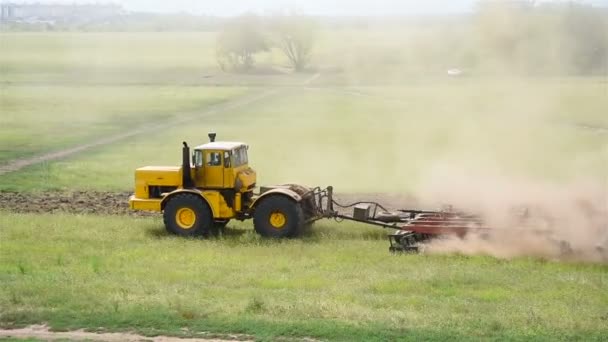 Żółte Traktory Uprawiające Zielone Pole Koncepcja Maszyn Rolniczych — Wideo stockowe