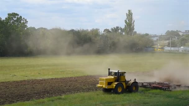 Traktorok Kék Alatt Művelik Mezőt Mezőgazdaság Gépészet Koncepciója — Stock videók