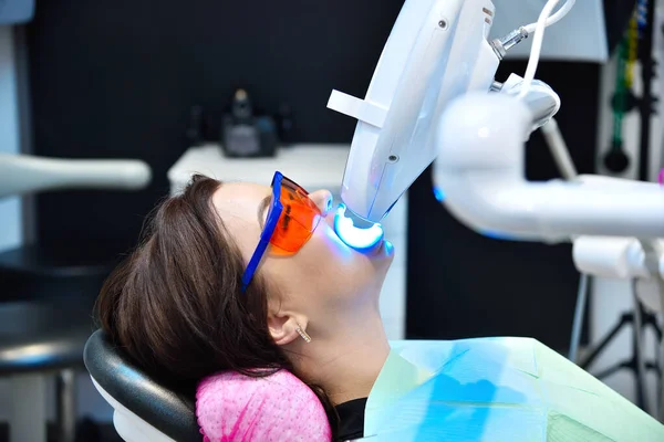 Blekning Tänder Modern Tandläkarmottagning Laserblekning Tänder Kliniken Tandblekning För Patienten — Stockfoto