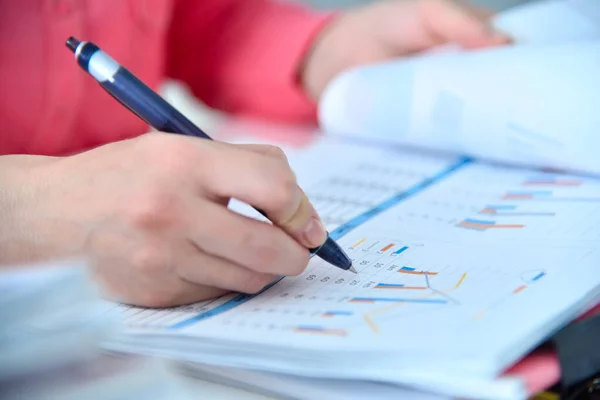 Účetní Žena Studující Finanční Zprávu Pro Analýzu Informací Finanční Administrativní — Stock fotografie