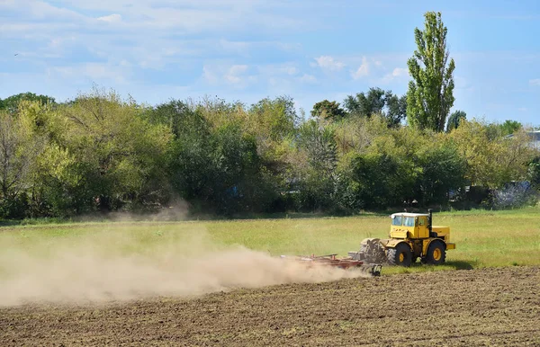 Traktor Földművelésen Mezőgazdasági Traktor Művelési Területen Mezőgazdasági Munkák Mezőgazdasági Területek — Stock Fotó