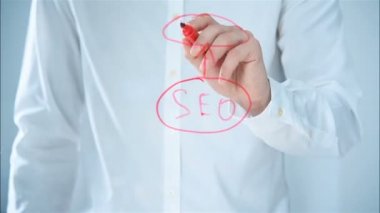 SEO 'yu Şeffaf Ekranda Yazan İşadamı. Web Teknolojisi ve Arama Pazarlama Konsepti