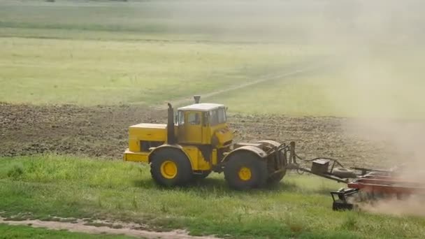 Campo Cultivo Trator Amarelo Outono Conceito Maquinaria Agricultura — Vídeo de Stock