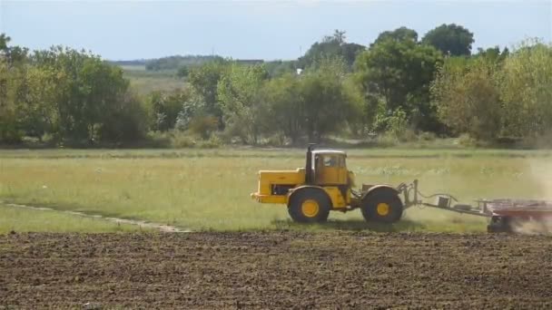 Tracteur Jaune Sur Terre Cultivant Tracteur Agricole Sur Champ Vert — Video