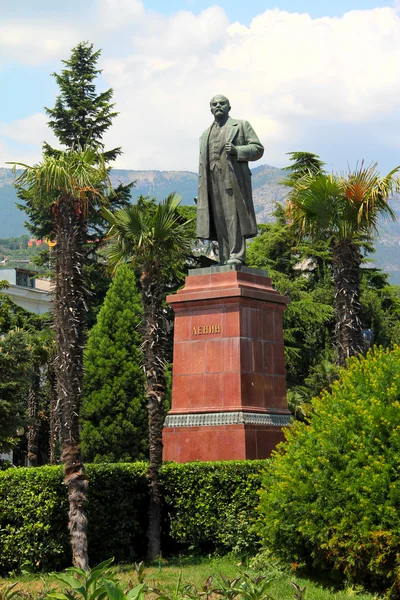 The monument to Vladimir Lenin in the town of Yalta — Stock Photo, Image