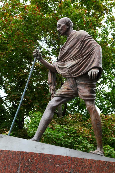 Mahatma gandhi. az emlékmű, Moszkva, Oroszország. — Stock Fotó