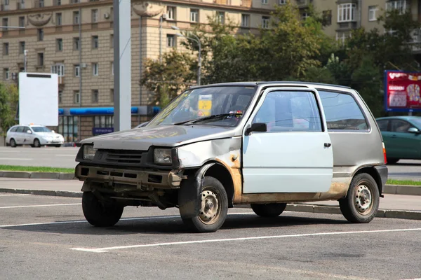 Abandoned old car in the parking lot. — Stock Photo, Image