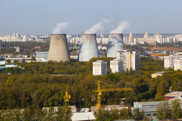 Палити труби в місті. Завод в житловому районі . — стокове фото