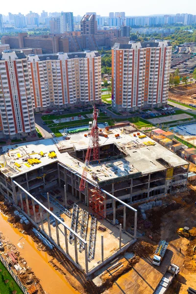 La construcción de un edificio moderno en una zona desarrollada —  Fotos de Stock
