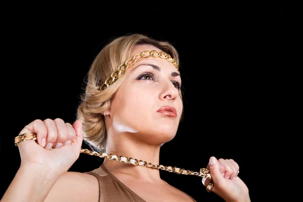 Piękna blondynka w stylu greckiego trzyma łańcucha w ręku. — Zdjęcie stockowe