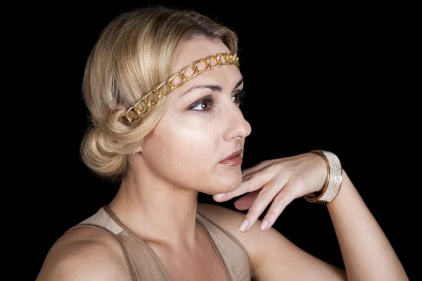 Girl in the Greek style, with chain-rim on the head and a gold bracelet on her arm. — Stock Photo, Image