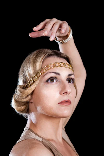 Девушка в греческом стиле, с рукой на голове с браслетом на запястье и кольцом на голове — стоковое фото