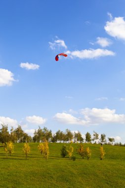 Uçuş uçurtma Park mavi gökyüzü.
