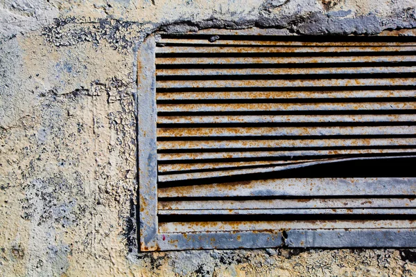 Vecchia griglia di ventilazione arrugginita Parete strutturata con vernice sporgente — Foto Stock