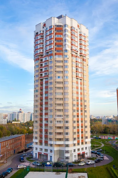 Novo edifício residencial na área desenvolvida da cidade . — Fotografia de Stock