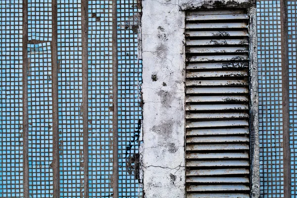 La texture della vecchia parete con piastrelle blu e griglia di ventilazione . — Foto Stock