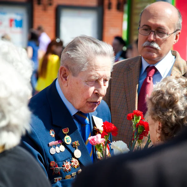 Rusia, Moscú, 9 de mayo 2013. Día de la Victoria en la Gran Guerra Patria. Felicitaciones veteranos . — Foto de Stock