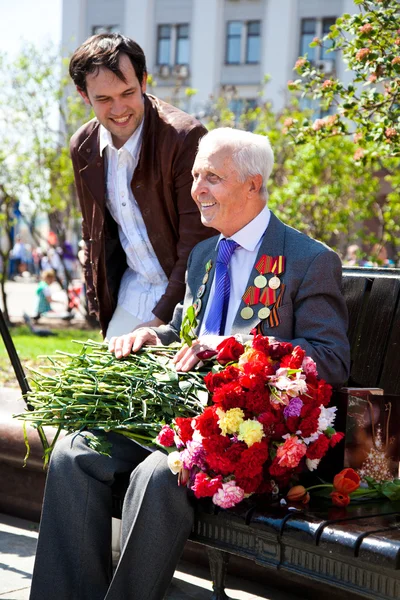 Rusia, Moscú, 9 de mayo 2013. Día de la Victoria en la Gran Guerra Patria. Felicitaciones veteranos . — Foto de Stock