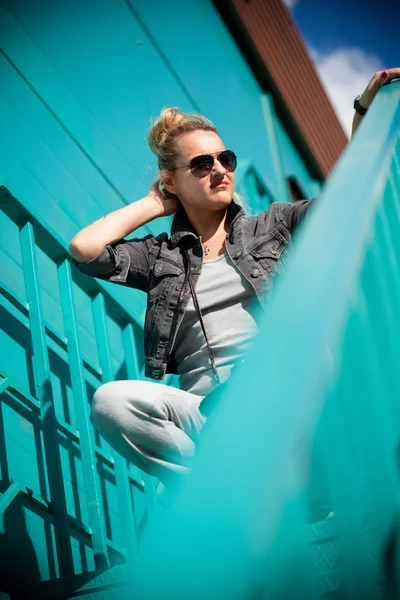 Cool girl sits on his haunches. — Stock Photo, Image