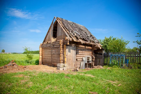 古い村は老朽化した木造の小屋 — ストック写真