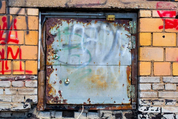 Oude metalen deur. Meld u af bij het dak in de zolder. — Stockfoto