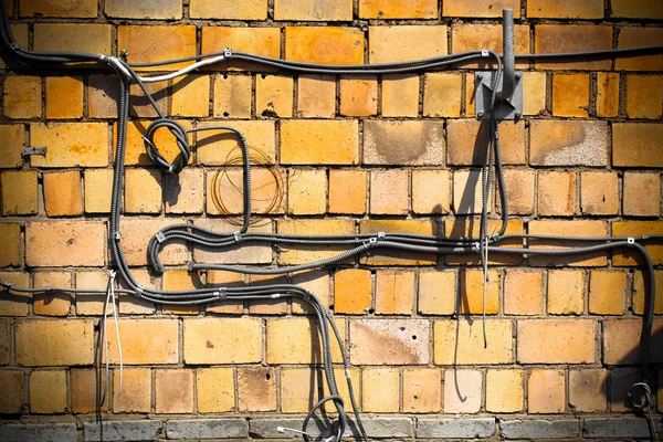 Vieja pared de ladrillo naranja. Textura. Antecedentes Cables de comunicación . — Foto de Stock