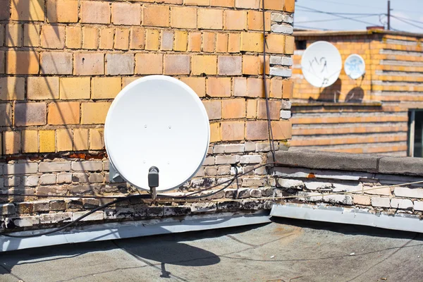 Antena parabólica en el techo del edificio — Foto de Stock