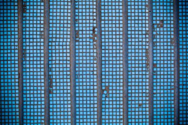 küçük boy mavi mozaiği ile eski beton duvar