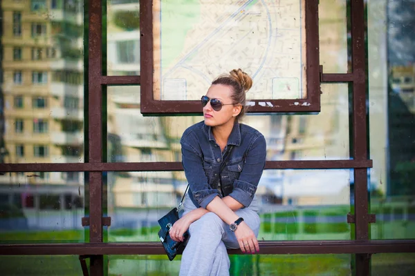 Chica en gafas de sol esperando en la parada de autobús —  Fotos de Stock