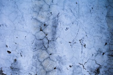 Beton duvar mavi. duvar çatlakları.