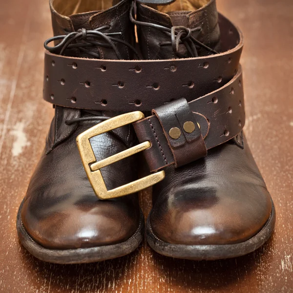 Sapatos de couro na moda e cinto marrom — Fotografia de Stock