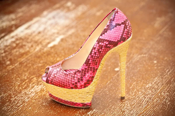 Vrouwen schoenen roze hoge hakken. gestileerde slangevel. — Stockfoto
