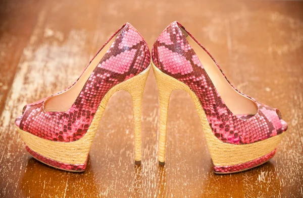 Women shoes pink high heels. Stylized snake skin. — Stock Photo, Image